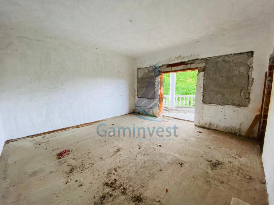 Building for sale for hotel development, 50 km from Oradea, Bihor