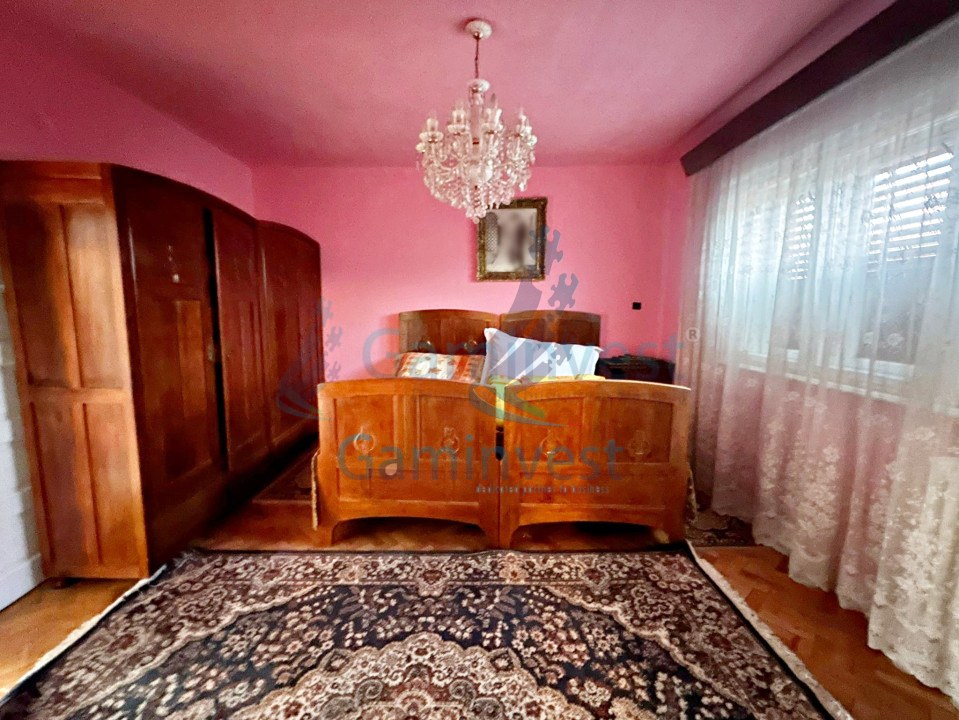 De vanzare cladire cu spatiu comercial si 2 apartamente in cartier Rogerius, Oradea, Bihor