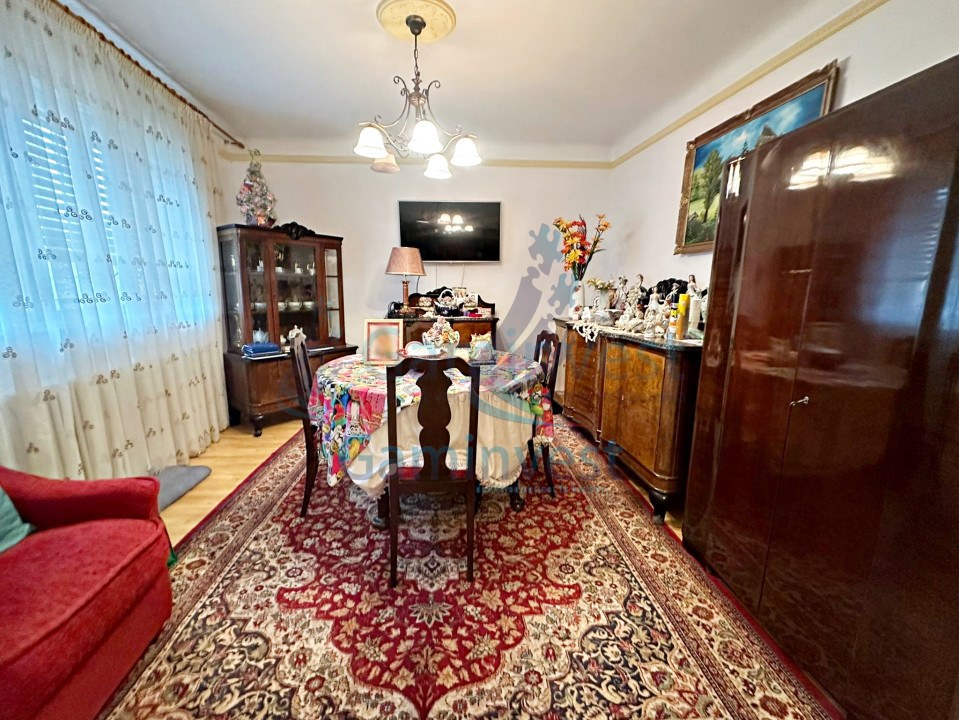 De vanzare cladire cu spatiu comercial si 2 apartamente in cartier Rogerius, Oradea, Bihor