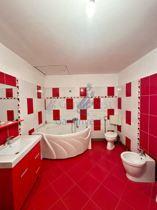 De vanzare cladire cu spatiu comercial si 2 apartamente in cartier Rogerius, Oradea, Bihor