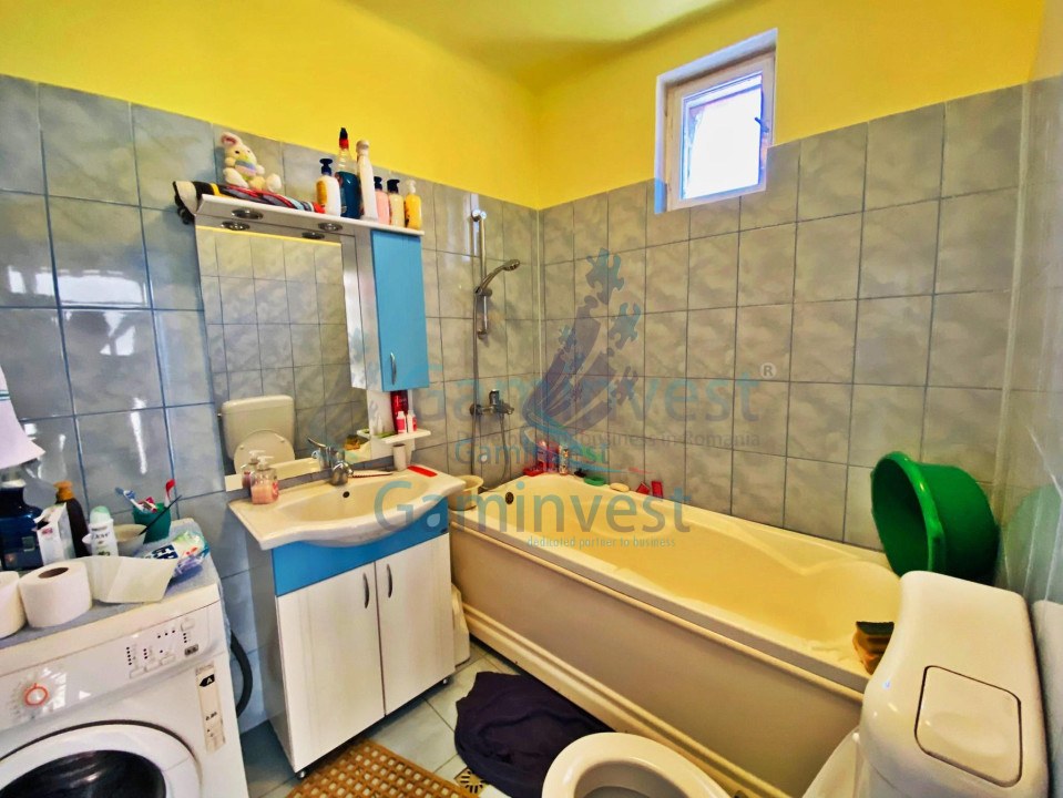 De vanzare cladire cu spatiu comercial si 2 apartamente in cartier Rogerius, Oradea, Bihor