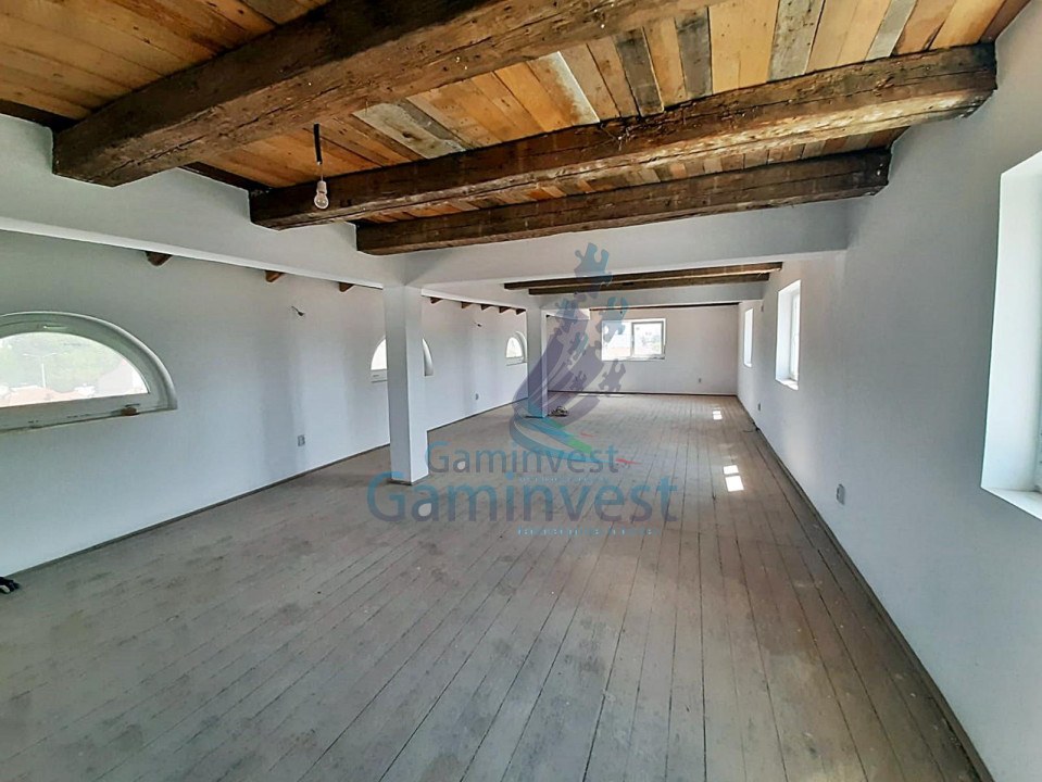 Building for rent, semi-central area, Oradea, Romania