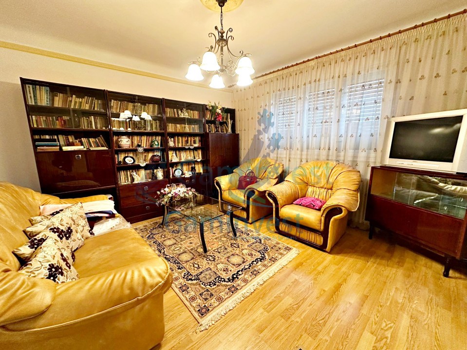 De vanzare cladire cu spatiu comercial si 2 apartamente in cartier Rogerius, Oradea, Bihor