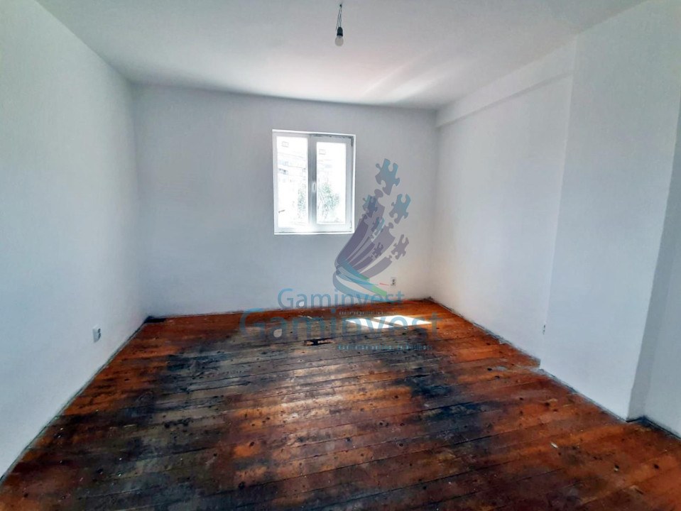 Building for rent, semi-central area, Oradea, Romania