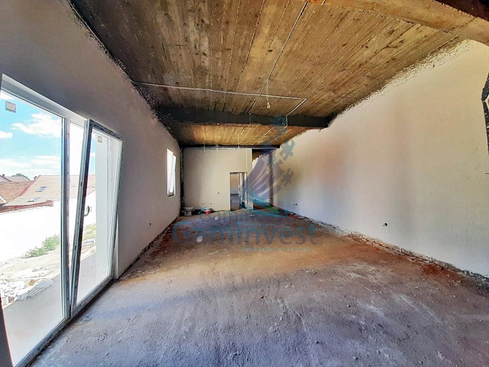 Building for rent, semi-central area, Oradea, Romania
