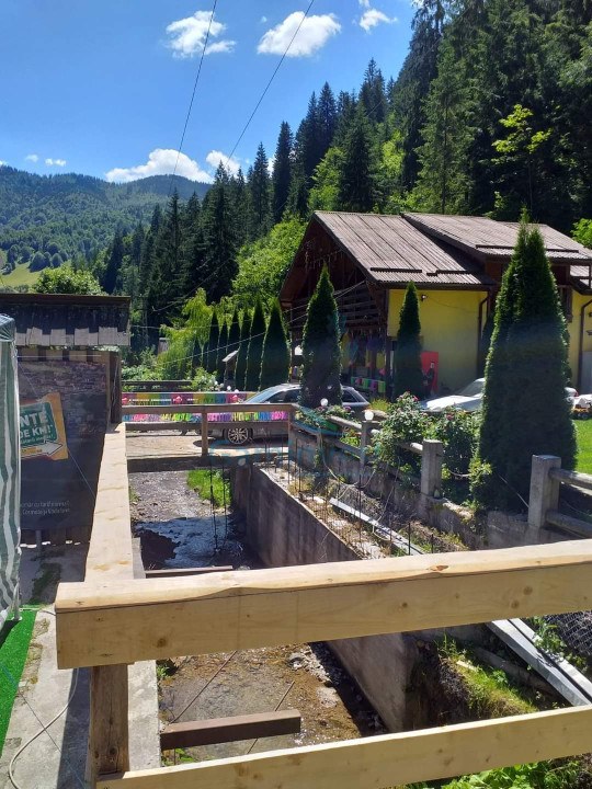 De vanzare cabana turistica cu 9 camere, 26 locuri, Muntii Apuseni, Cluj-Napoca, Cluj